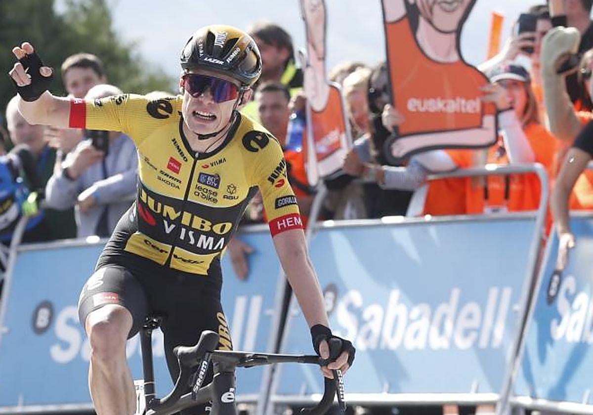 Vingegaard celebra su victoria en el muro de Hika.