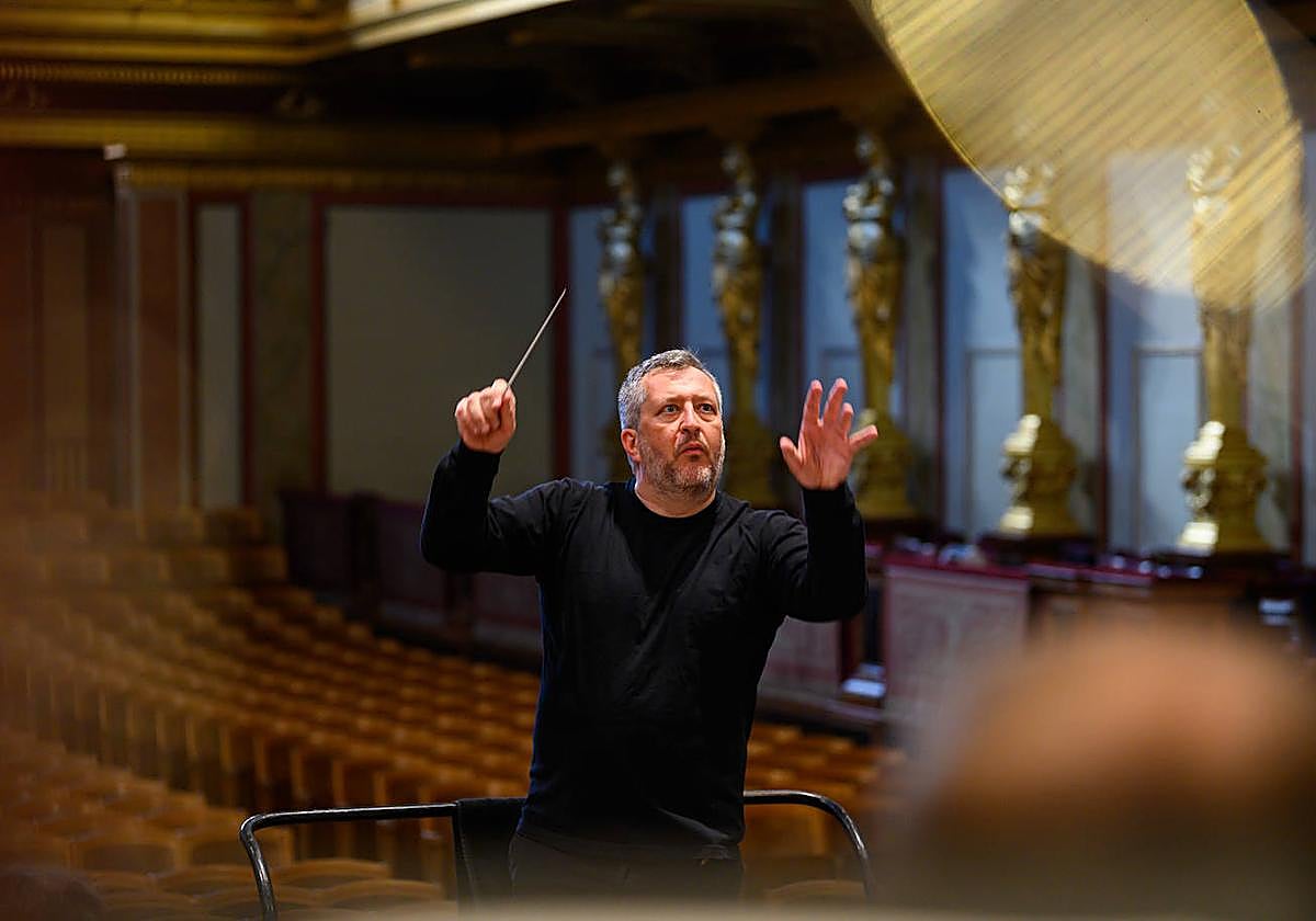 Thomas Adès dirigiendo la Filarmónica de Viena,