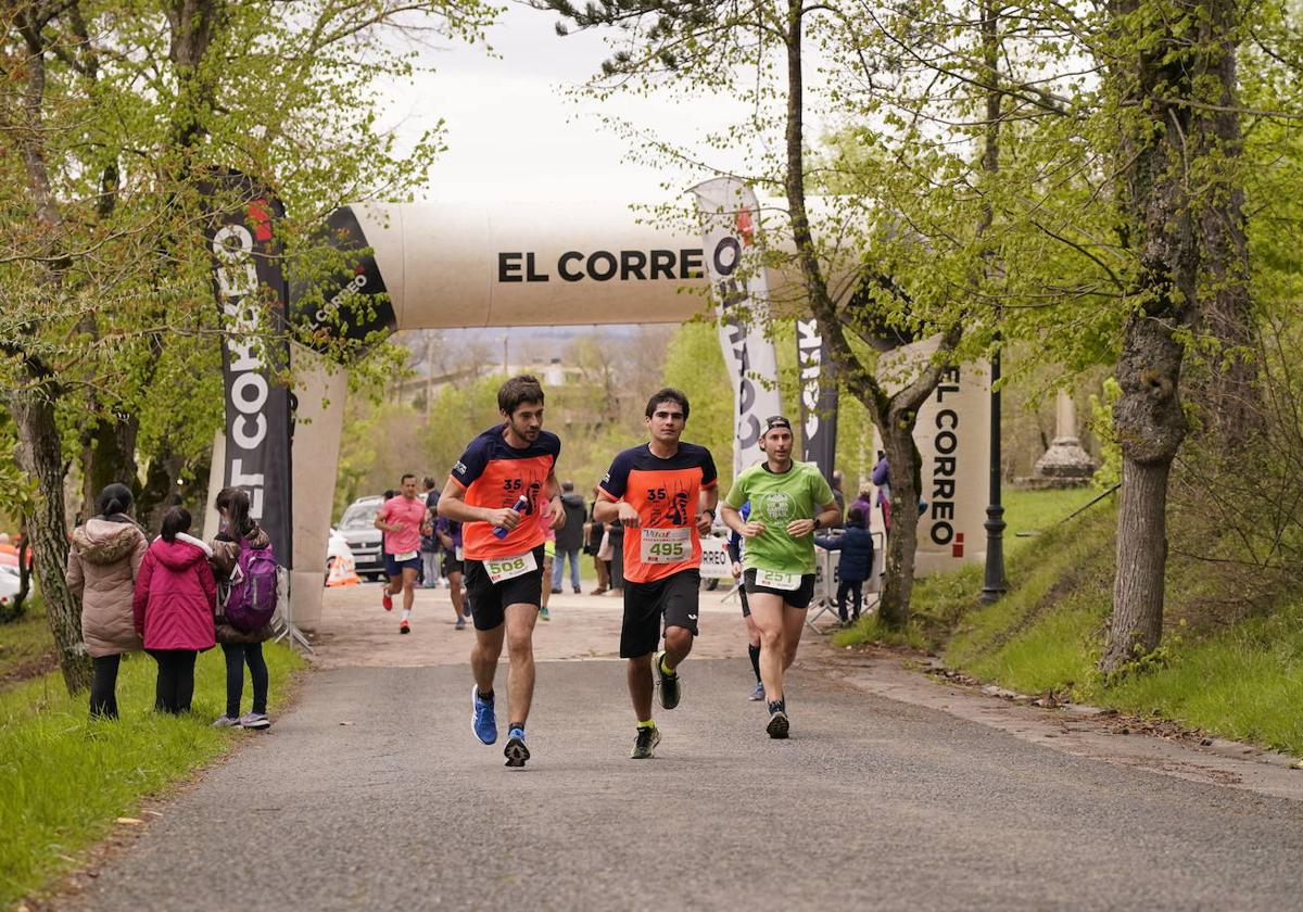 Un grupo de corredores, camino del santuario de Estíbaliz durante la edición del pasado año.