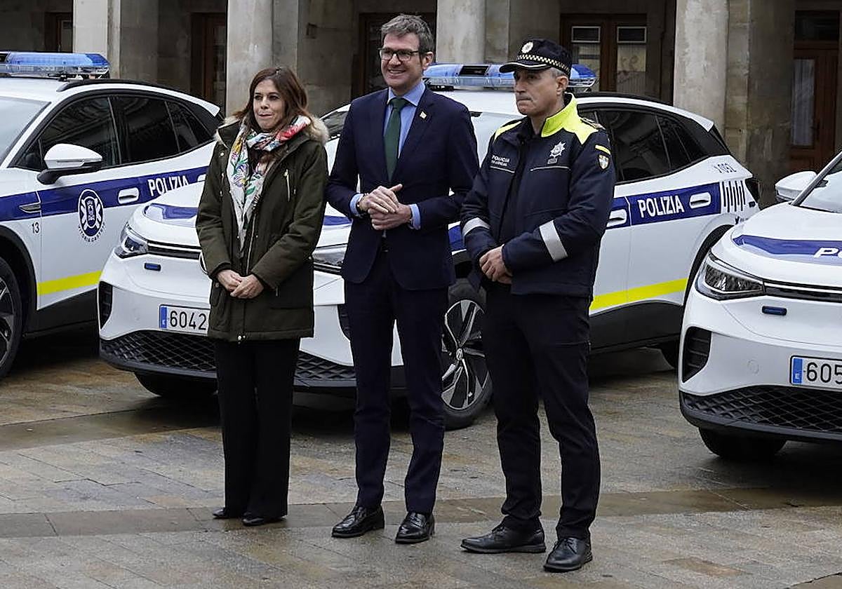 Maider Etxebarria (PSE), Gorka Urtaran (PNV) y el comisario García Tobalina.