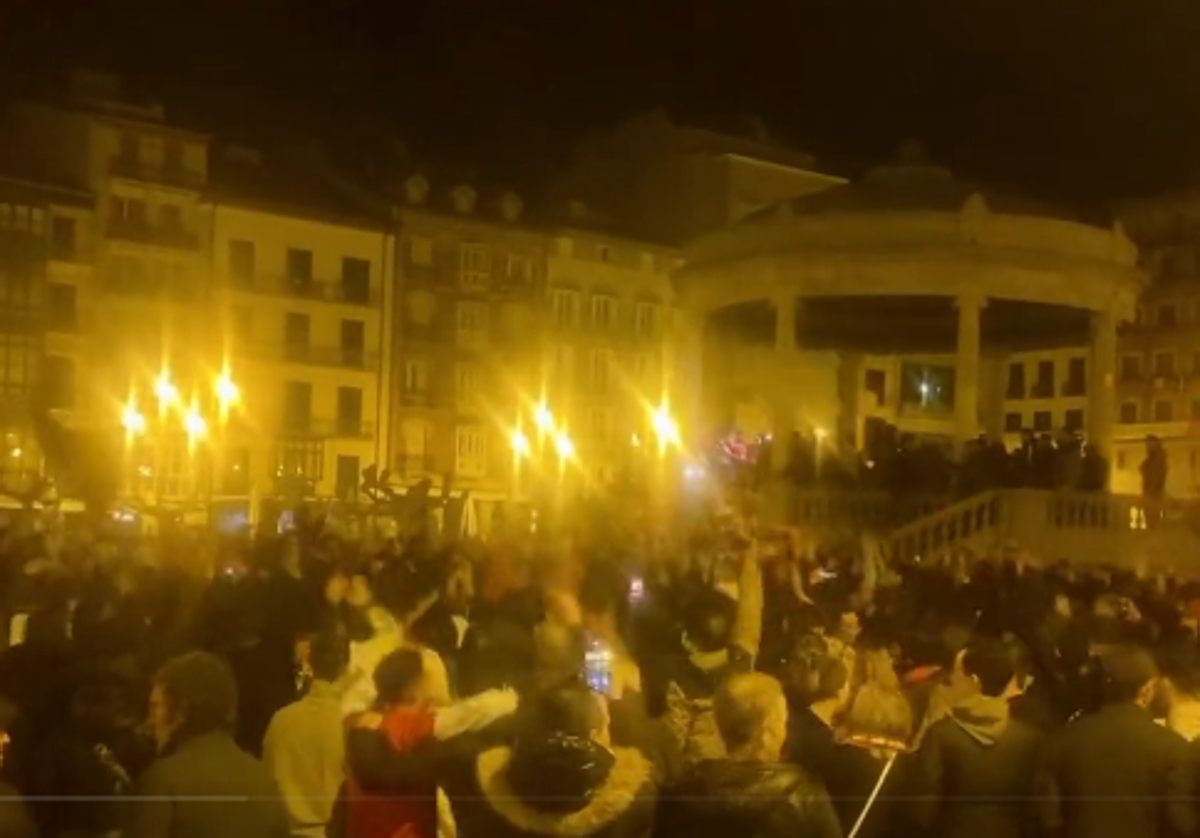 Osasuna y su afición se acuerdan del Athletic en plena celebración: «¿Dónde está la gabarra?»