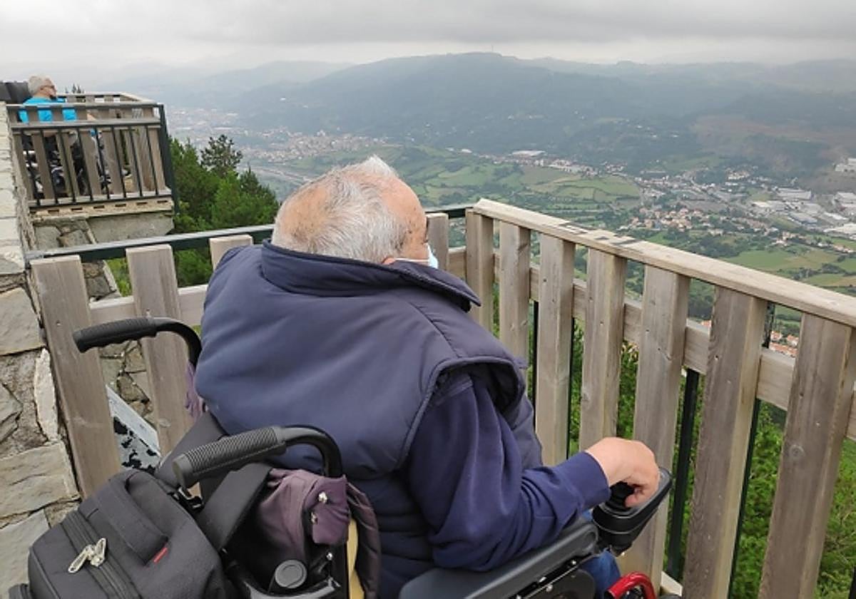 Serafín Iglesias disfruta de las vistas que ofrece la cima del Serantes.