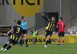 Jonan Obeso celebra el tercero de los ocho goles que marcó el Barakaldo al Aurrera Vitoria.