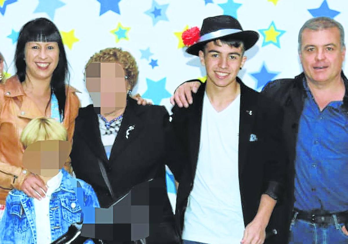 Imagen de la graduación de Ethan (con sombrero) en la que aparece su madre Erika, su padre Miguel y su hermano Gerhard.