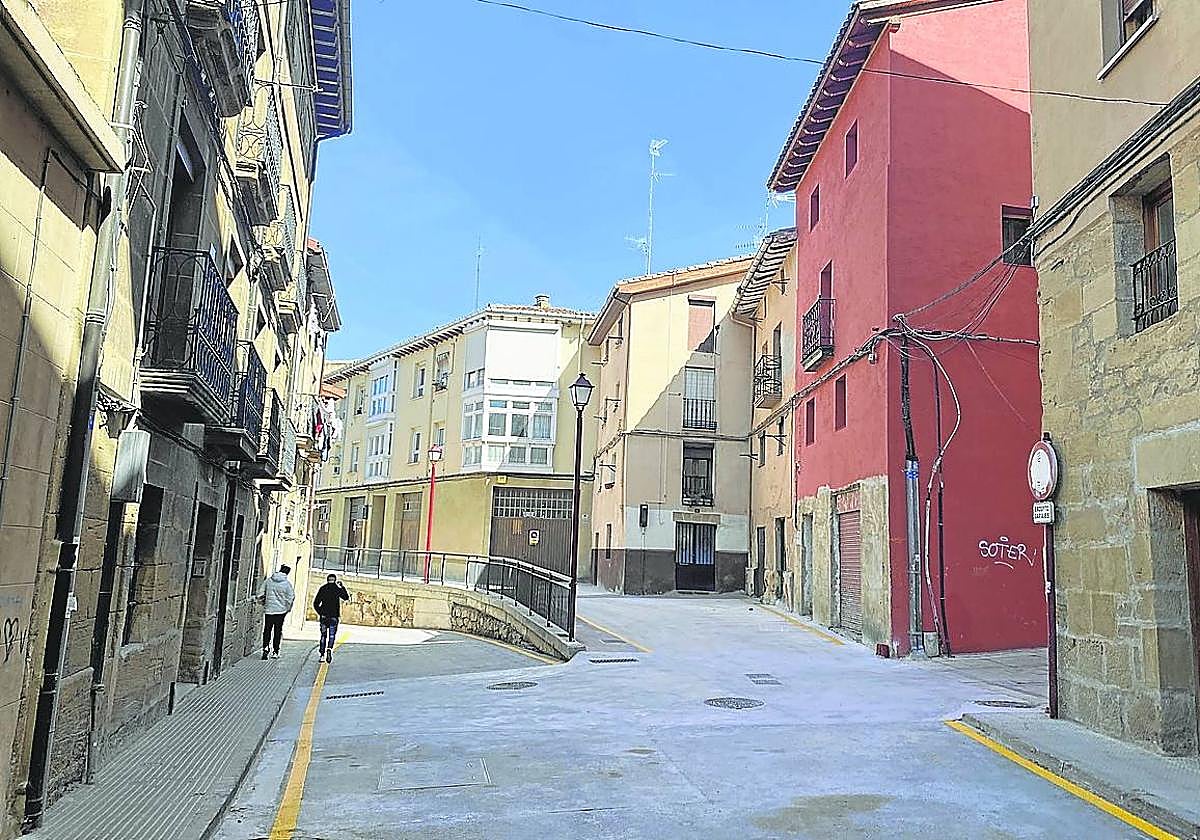 Vista ayer de la calle San Felices, una vez finalizadas las obras de reforma.