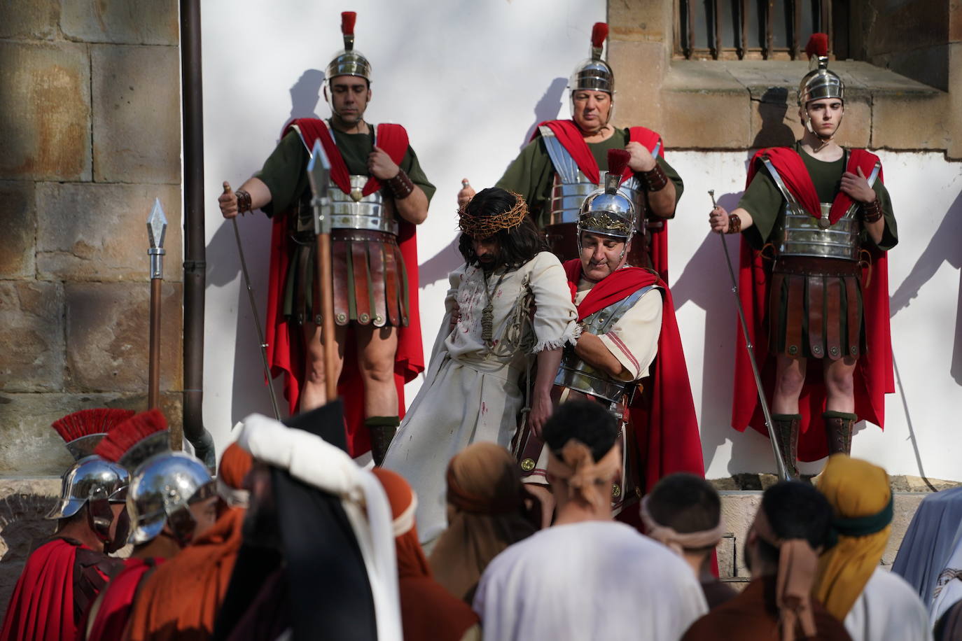 Momento en el que los romanos entregan al Nazareno para su calvario