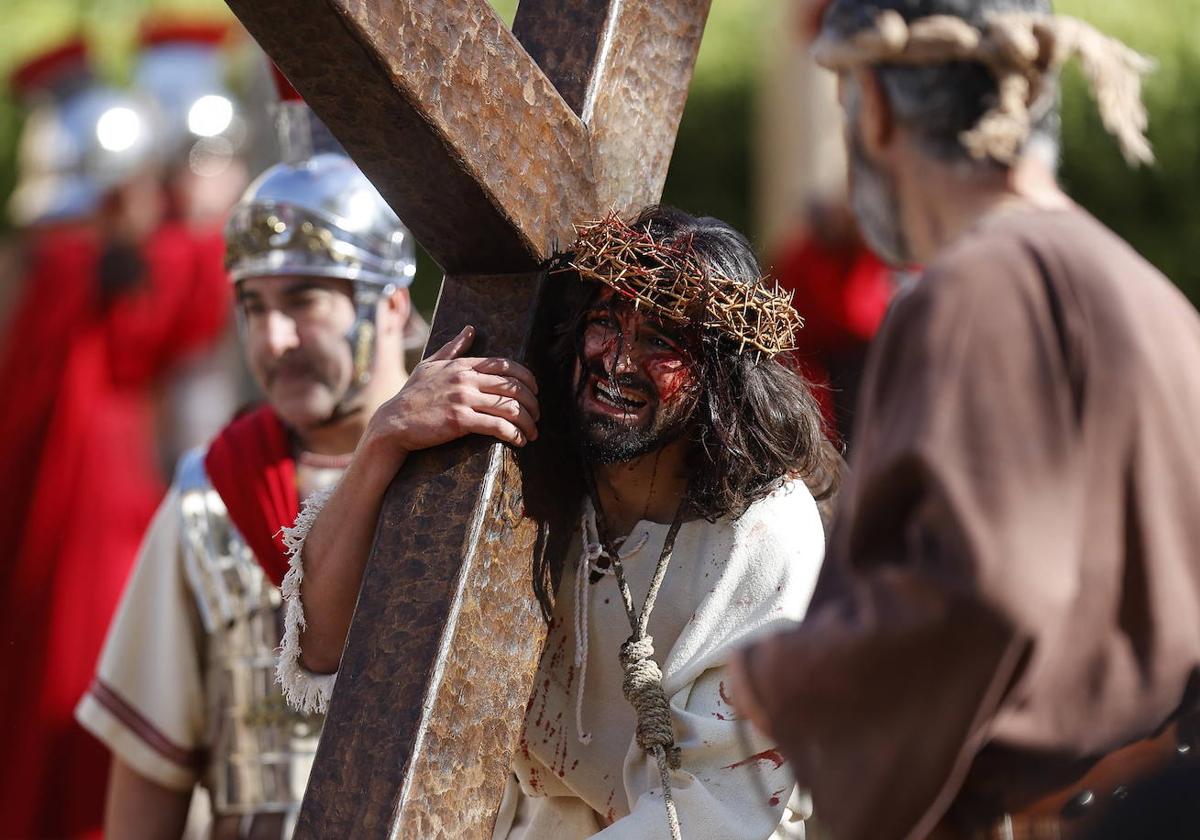 Aitor Martínez sufre con la cruz al hombro