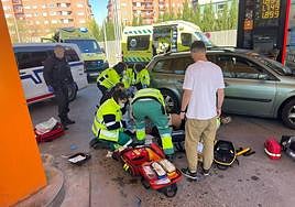 Los sanitarios durante la reanimación del hombre que sufrió el ataque cardiaco en la gasolinera de Miribilla.