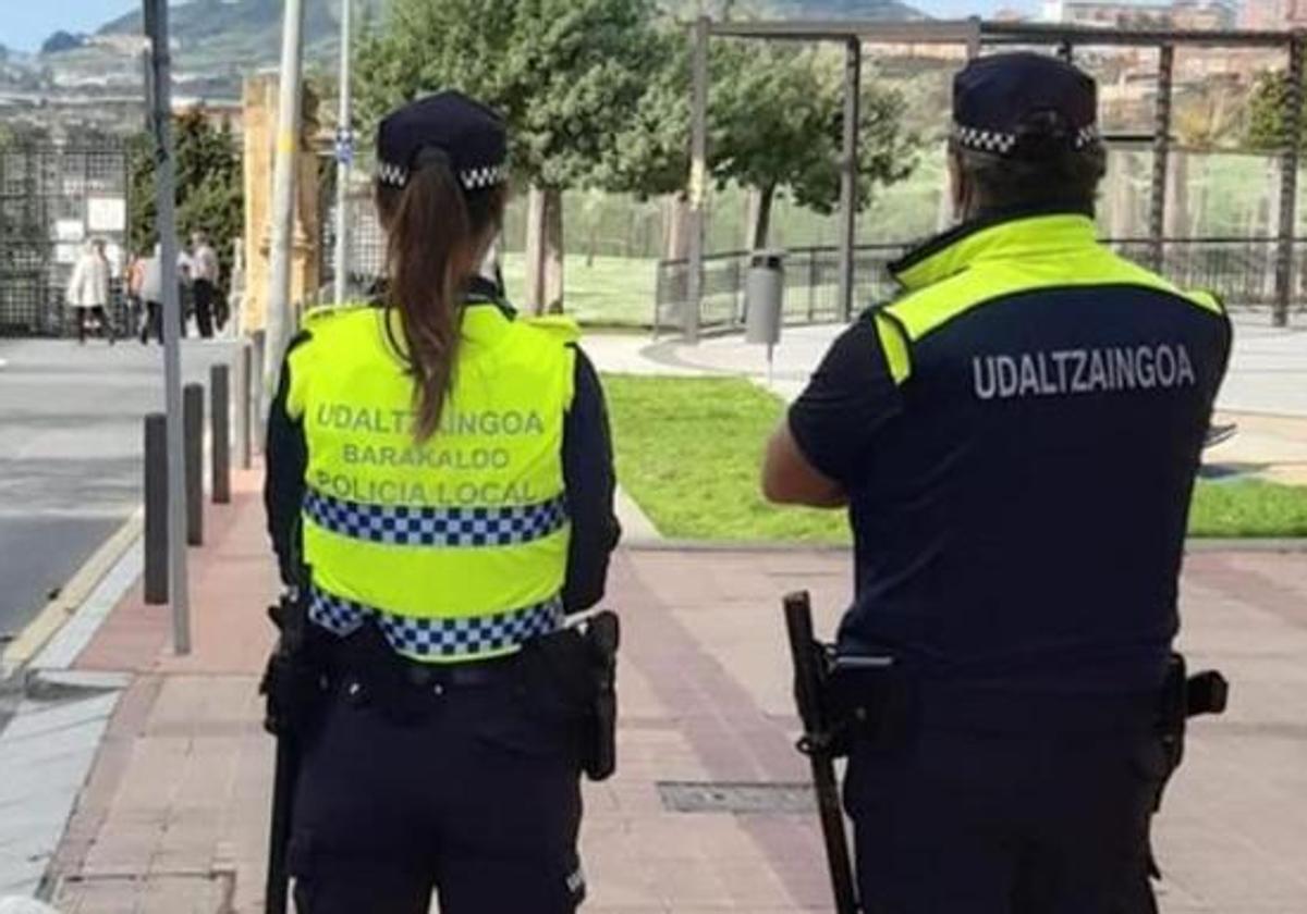 Dos agentes de la Policía Local de Barakaldo.