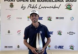 Javier Sainz, con el trofeo de la victoria en Barcelona.