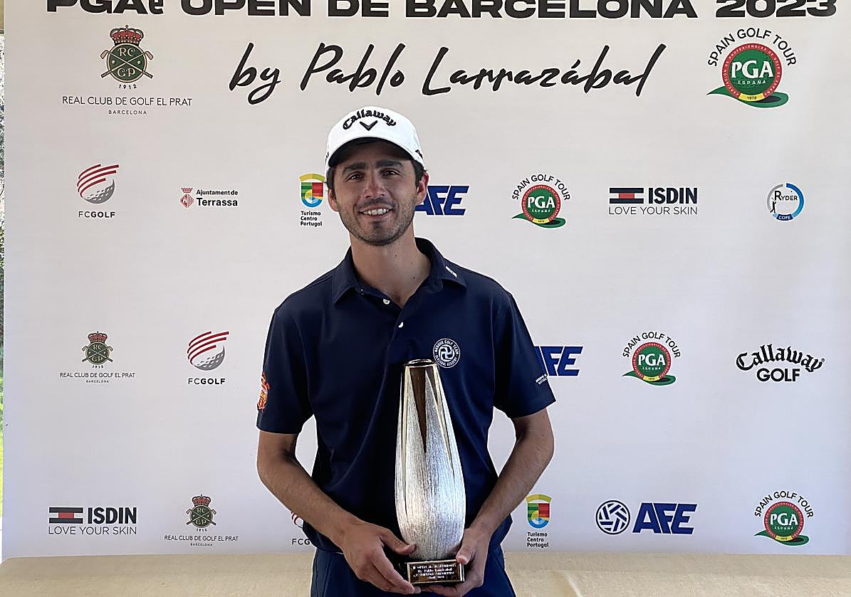 Javier Sainz, con el trofeo de la victoria en Barcelona.
