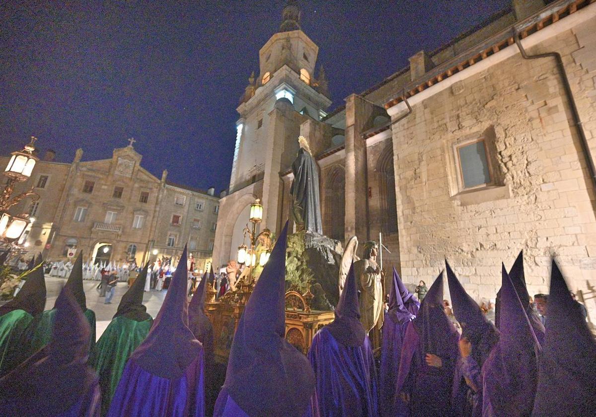 Vitoria vive la procesión más silenciosa del año, la del Santo Entierro