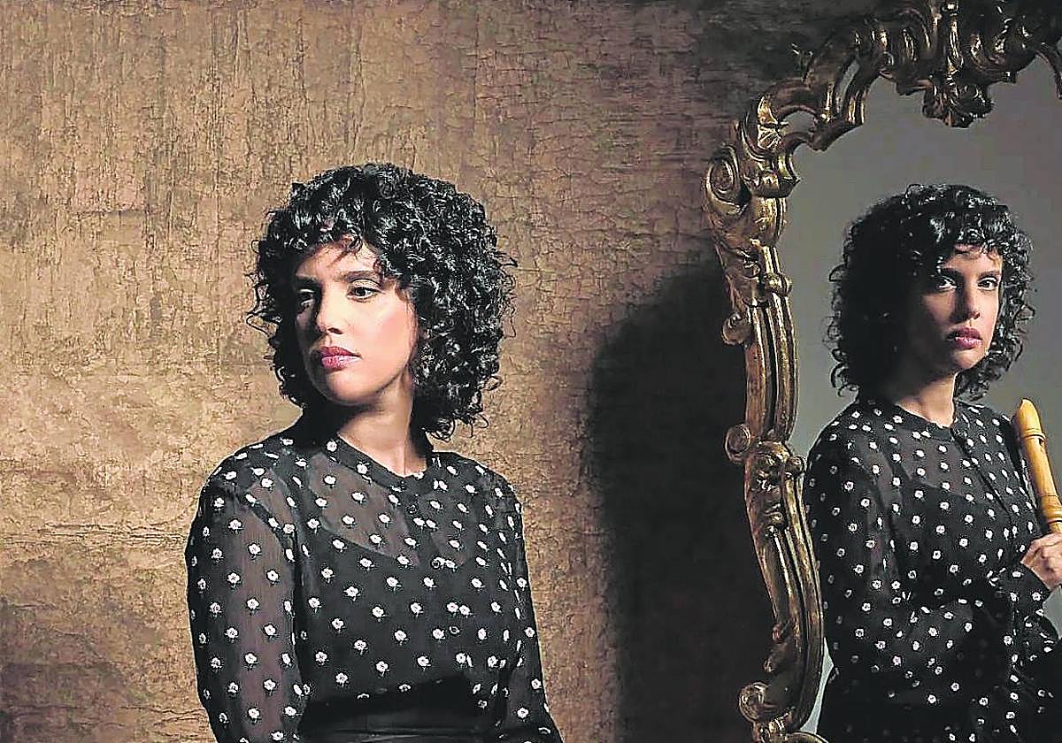 La flautista Tamar Lalo, en un juego fotográfico.