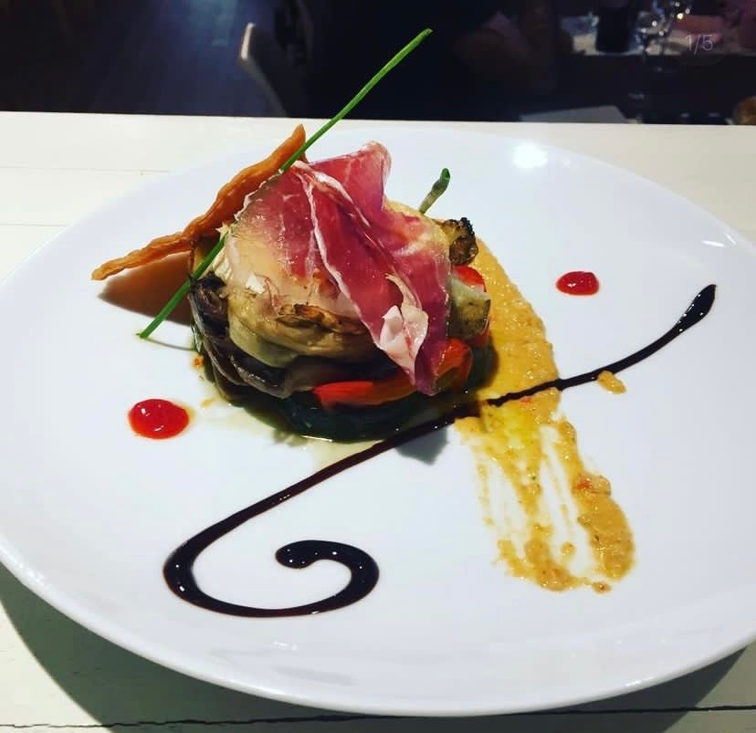 Timbal de la huerta a la plancha con jamón ibérico.
