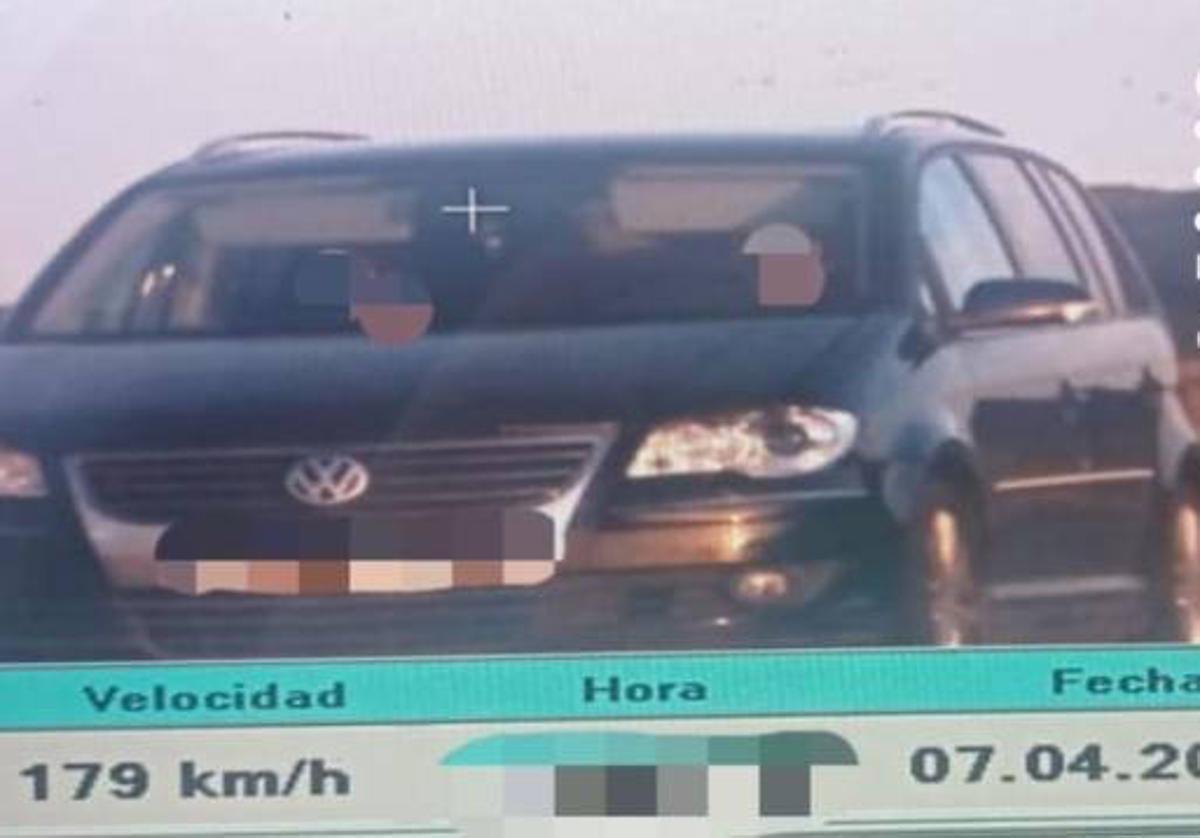 Cazado un alavés a 179 por hora, el doble de lo permitido, con un bebé y otros dos menores en el coche