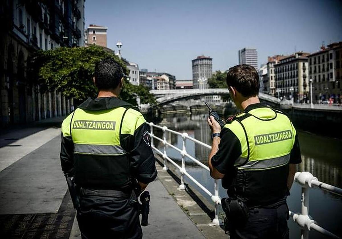 Una patrulla de la Policía Municipal de Bilbao, ajena al suceso, en una foto de archivo.