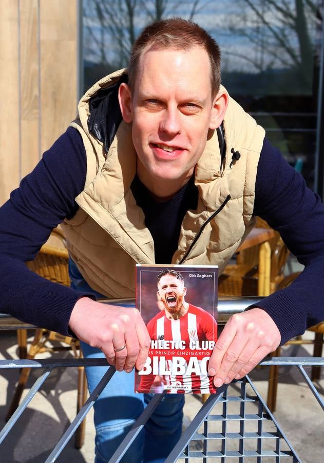 Imagen - Dirk Segbers posa en Miranda con su libro.