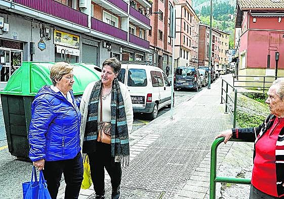 Vecinas de El Peñascal charlan sobre la regeneración del barrio en uno de los espacios centrales, frente a los pocos comercios que existen.