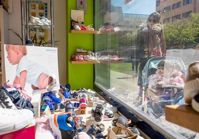 Una mujer y su hija miran el escaparate de El Pequeño Explorador.