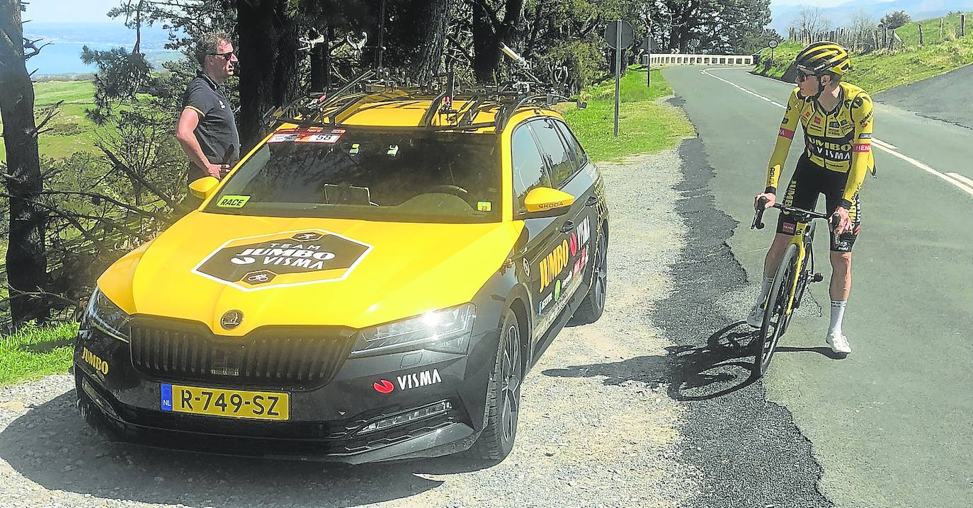 Maassen y Vingegaard charlan tras ascender el alto de Jaizkibel.