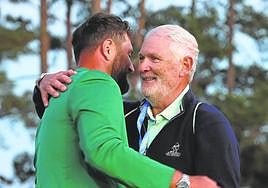 Edorta Rahm, padre de Jon: «Es muy emocionante saltar en el hoyo 18 a abrazar a tu hijo»