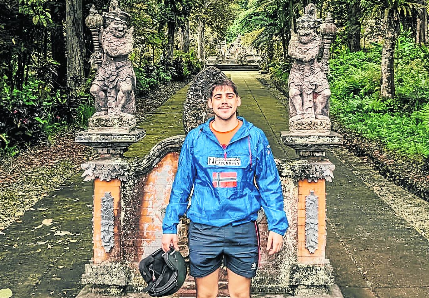 Ekain, sonriente, en una de sus paradas en Bali, uno de los países del sudeste asiático que recorrió.