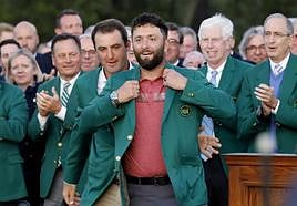 Rahm recibe la chaqueta verde como vencedor en Augusta.