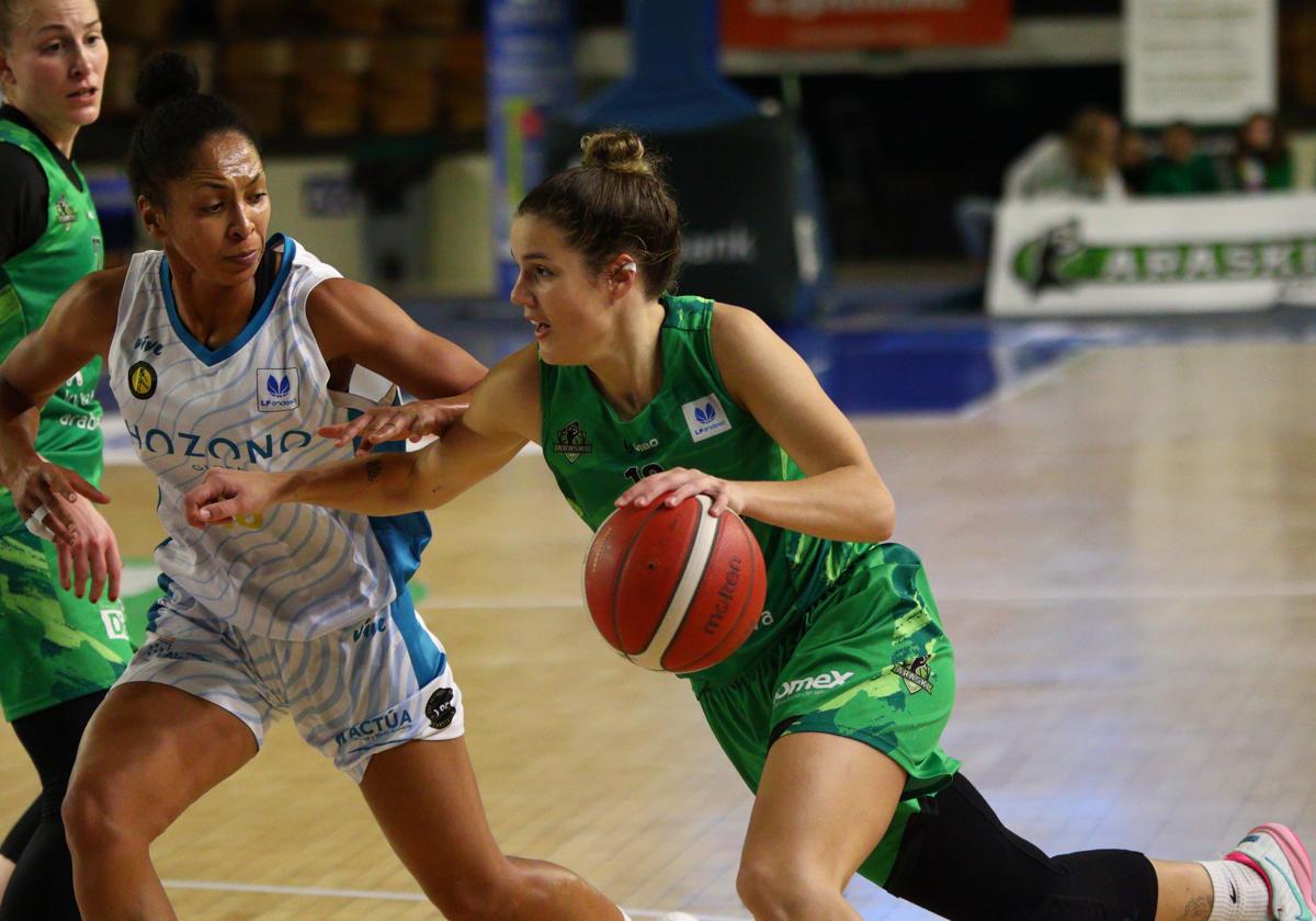 Txell Alarcón, durante un partido con el Araski esta temporada.