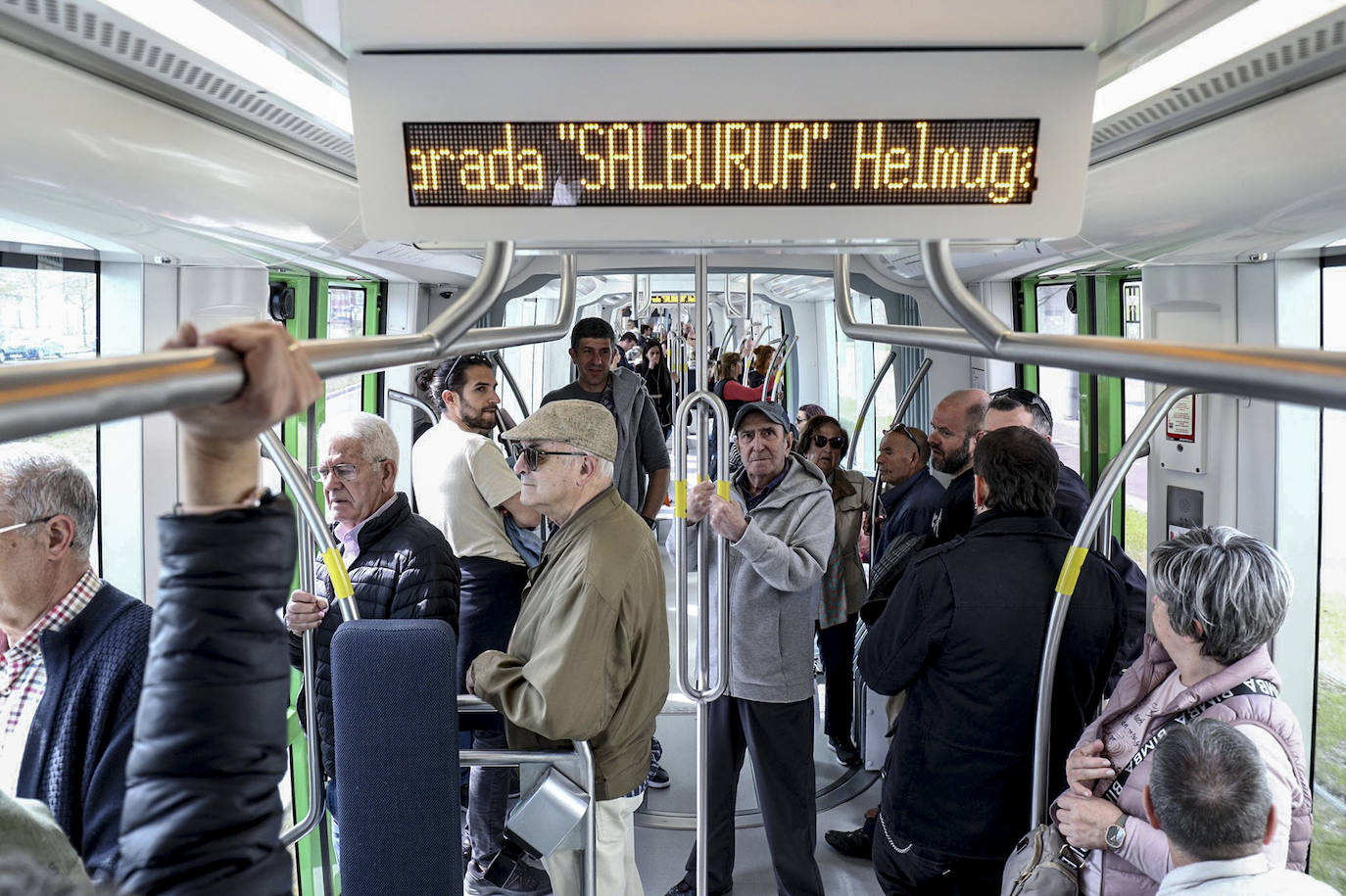 El tranvía ya circula en Salburua