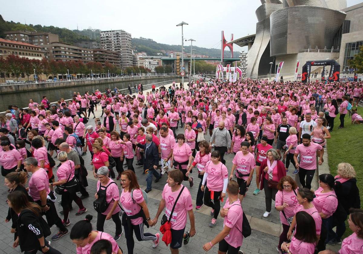 Miles de personas recorrieron ambas márgenes de la ría del Nervión para acabar en Bilbao en una carrera solidaria organizada por Acambi.