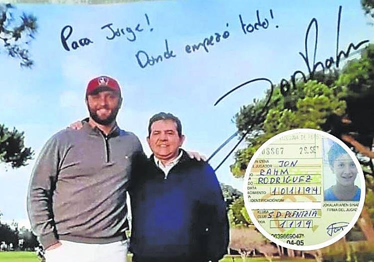 Agradecimiento. Rahm con Jorge Losada, en la Sociedad de Golf de Neguri y en pequeño la ficha de cuando jugaba a fútbol en Plentzia.