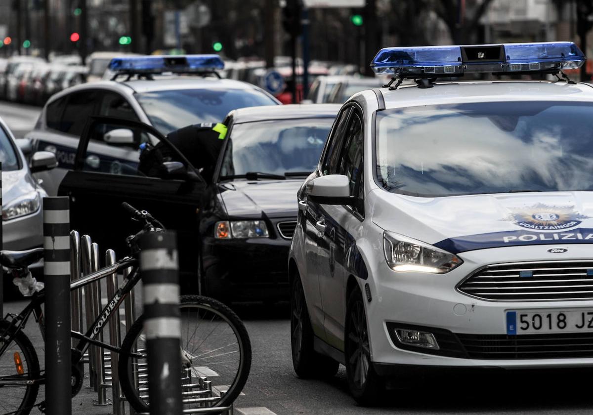 Policías locales, durante una actuación anterior a estos hechos desarrollada en Lakua-Arriaga.