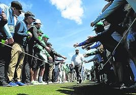 El número uno del mundo se dirige al tee del primer hoyo en la ronda final de .