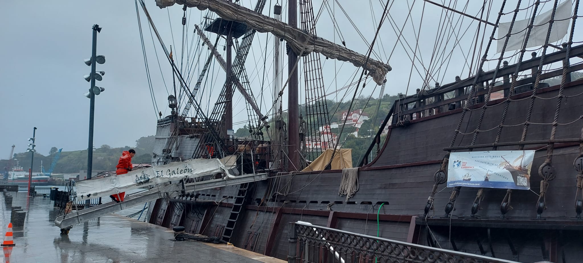 El imponente galeón &#039;Andalucía&#039; atraca en el puerto de Bermeo