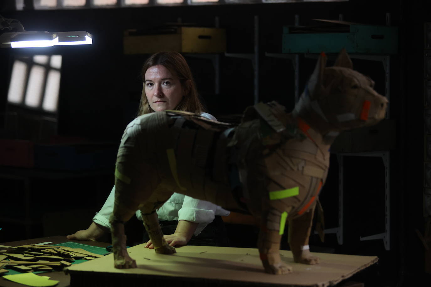 Por qué triunfan estos perros de cartón de 1.000 euros que se hacen en Bilbao