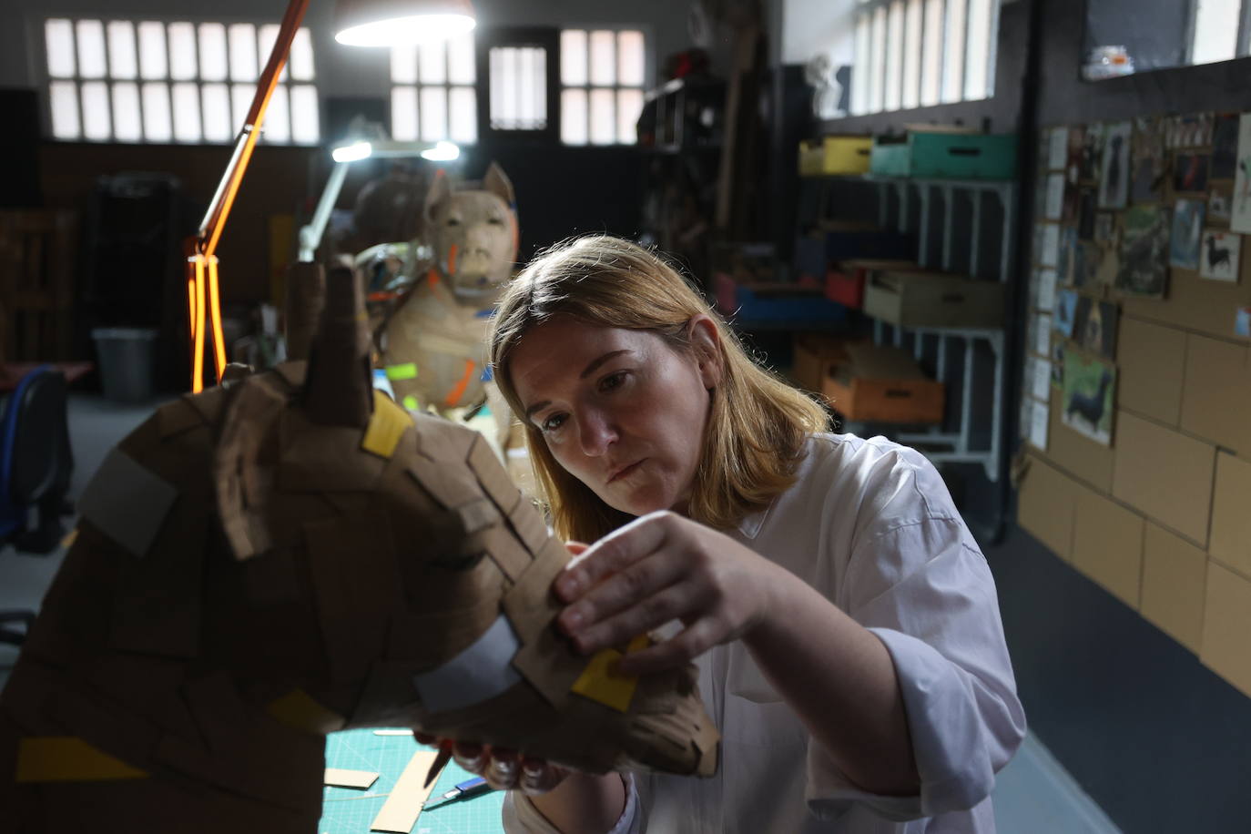 Por qué triunfan estos perros de cartón de 1.000 euros que se hacen en Bilbao