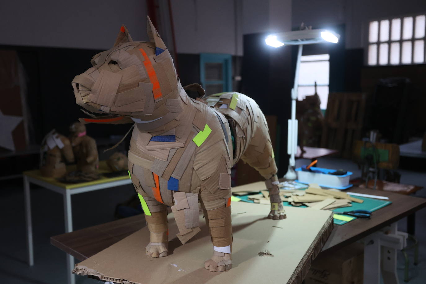 Por qué triunfan estos perros de cartón de 1.000 euros que se hacen en Bilbao