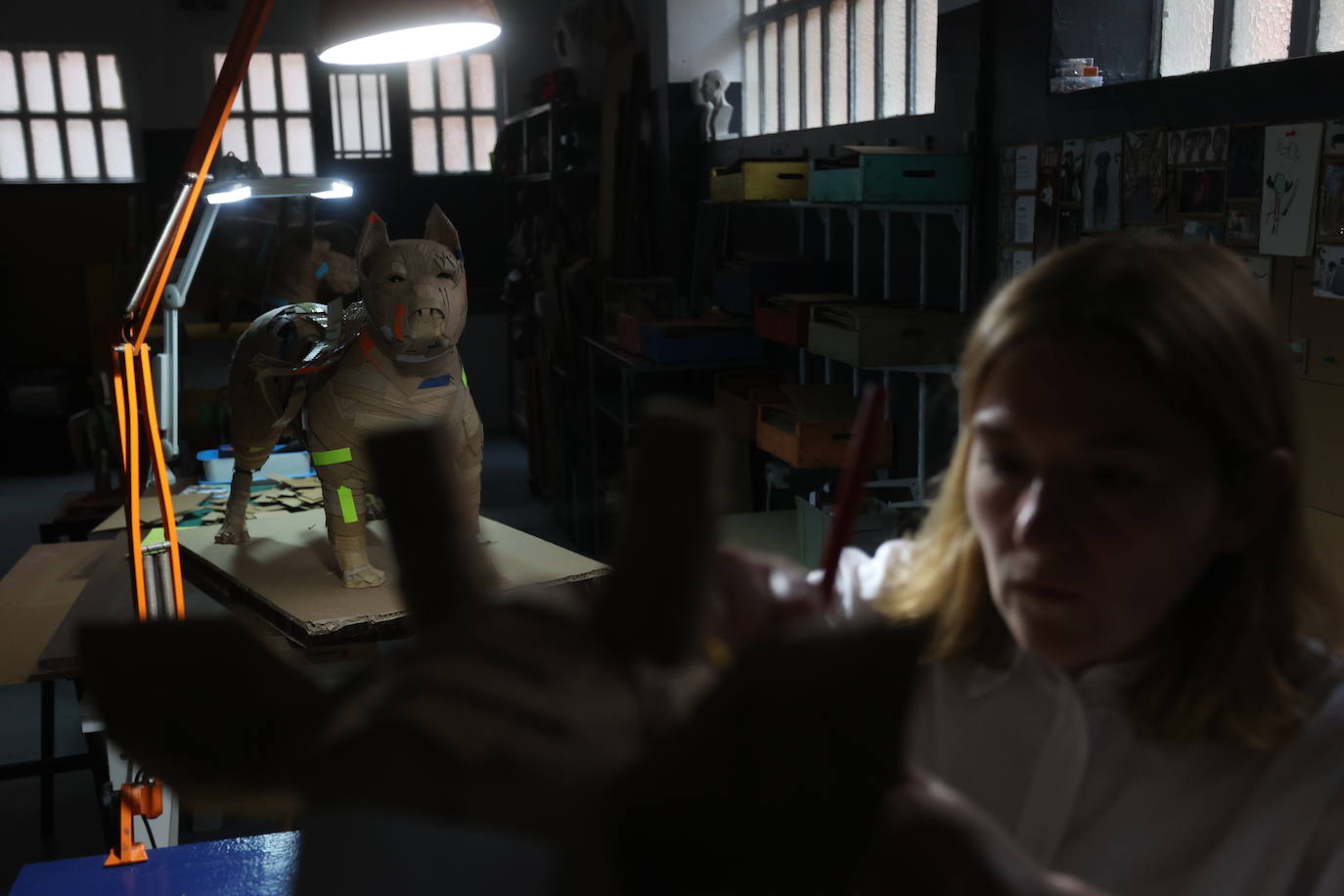 Por qué triunfan estos perros de cartón de 1.000 euros que se hacen en Bilbao