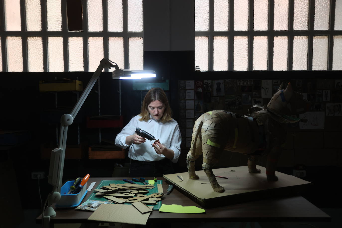 Por qué triunfan estos perros de cartón de 1.000 euros que se hacen en Bilbao