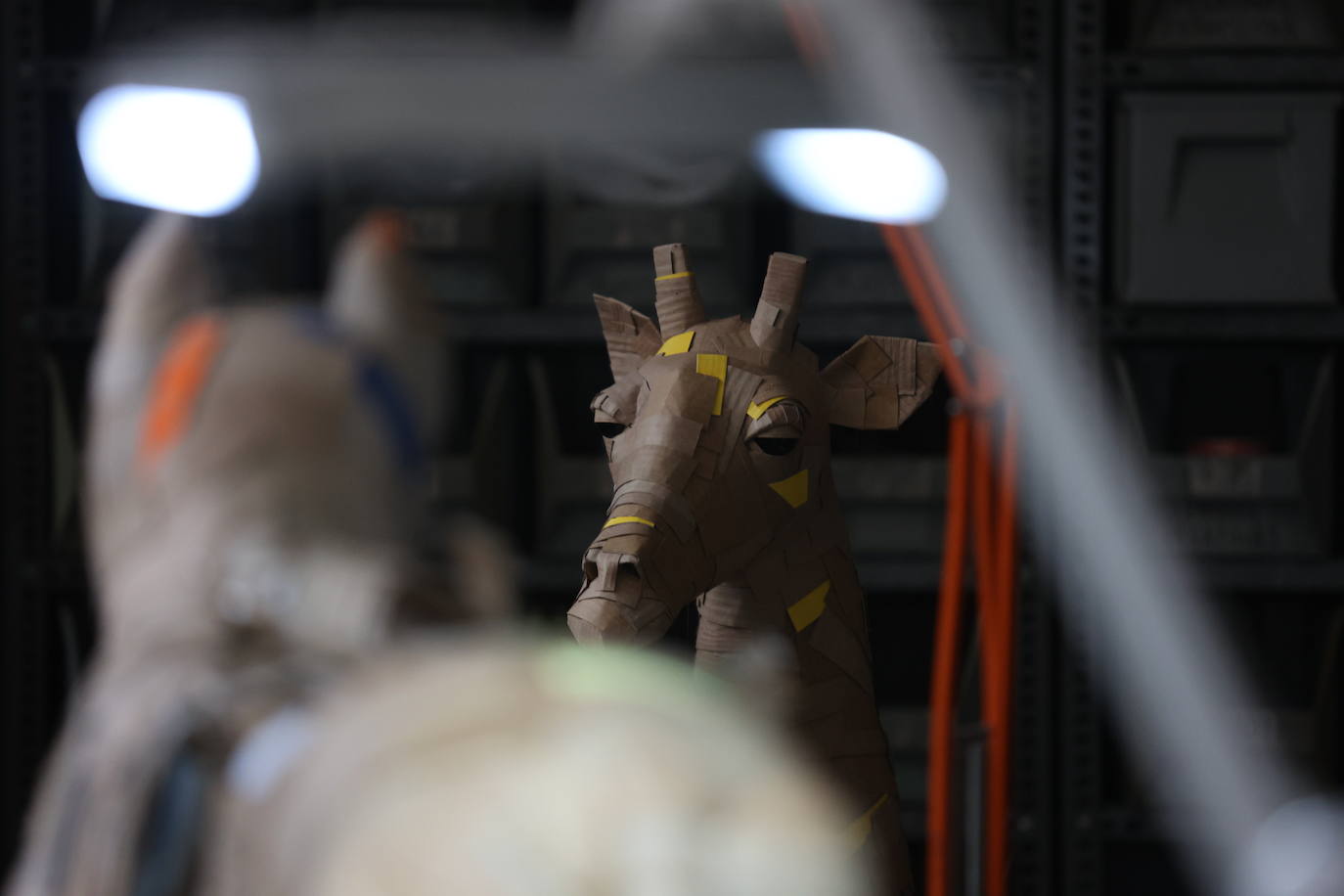 Por qué triunfan estos perros de cartón de 1.000 euros que se hacen en Bilbao