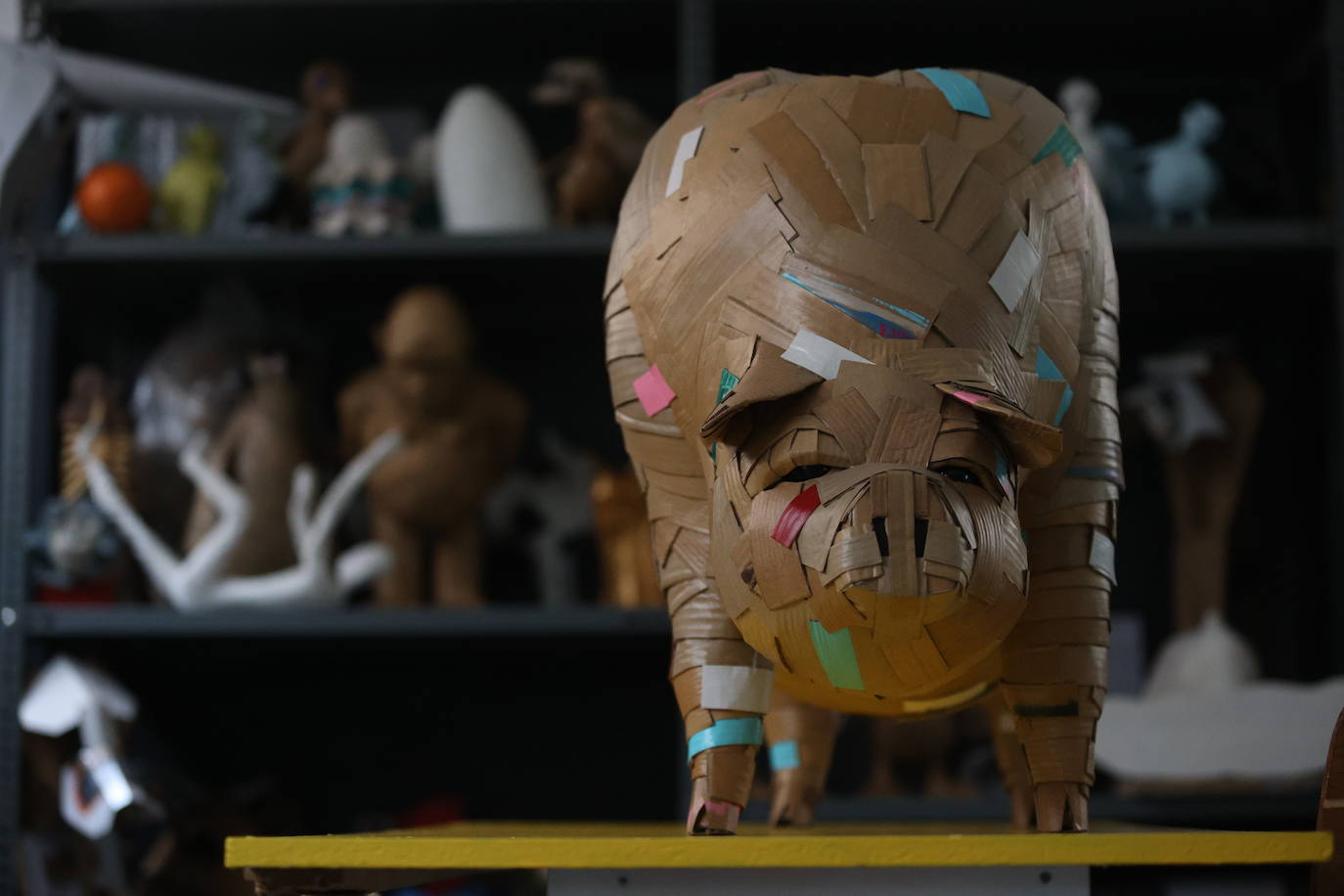 Por qué triunfan estos perros de cartón de 1.000 euros que se hacen en Bilbao