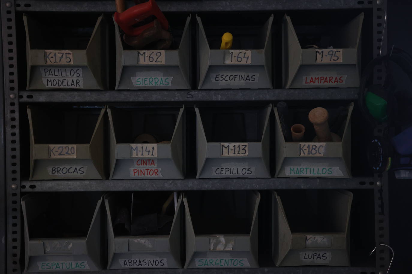 Por qué triunfan estos perros de cartón de 1.000 euros que se hacen en Bilbao