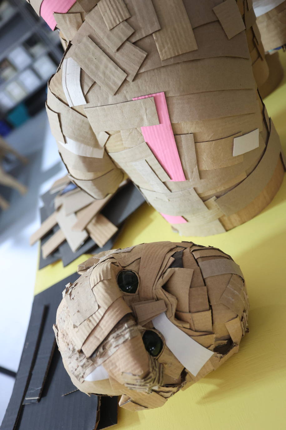 Por qué triunfan estos perros de cartón de 1.000 euros que se hacen en Bilbao