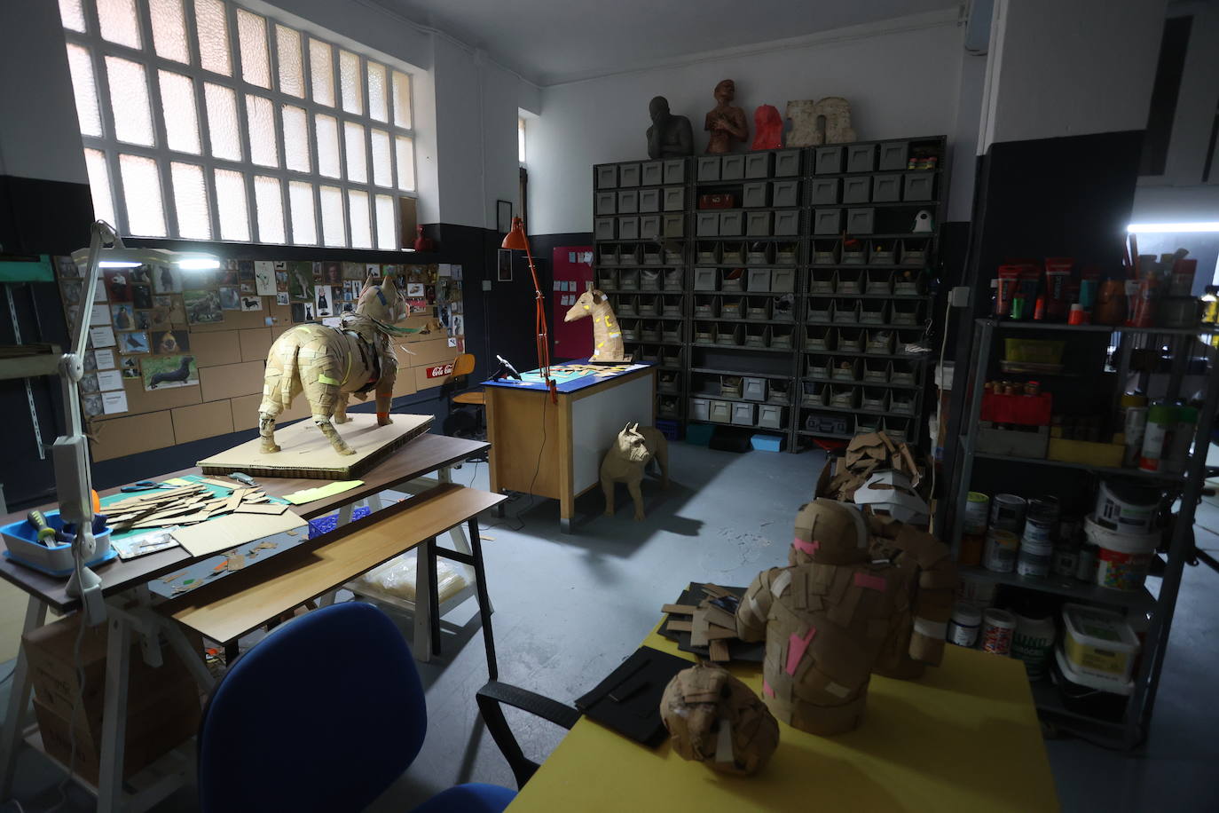 Por qué triunfan estos perros de cartón de 1.000 euros que se hacen en Bilbao