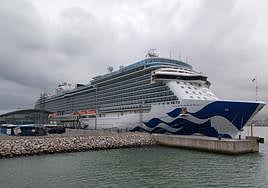 La imponente estampa del 'Sky Princess' amarrado en Getxo.