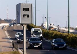 El truco de la DGT para cazarte si frenas antes de un radar