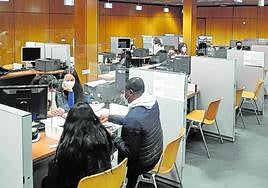 Oficinas de la Hacienda foral de Álava atienden a varias personas.