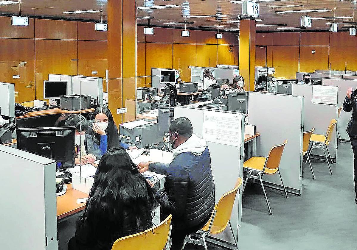 Oficinas de la Hacienda foral de Álava atienden a varias personas.