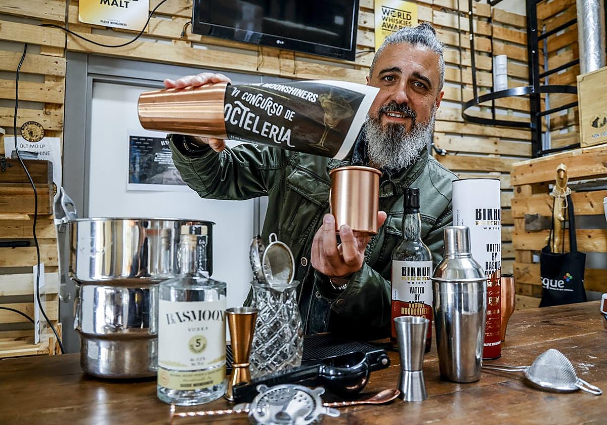 José Luis Navarro sirve en copa el concurso de coctelería.