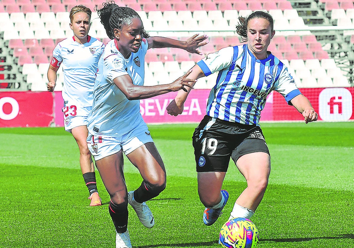 Sara Carrillo conduce el balón ante la presión impuesta por la jugadora del Sevilla, Antionette Payne.